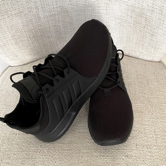 Black Adidas 🖤 - Picture 3 of 9